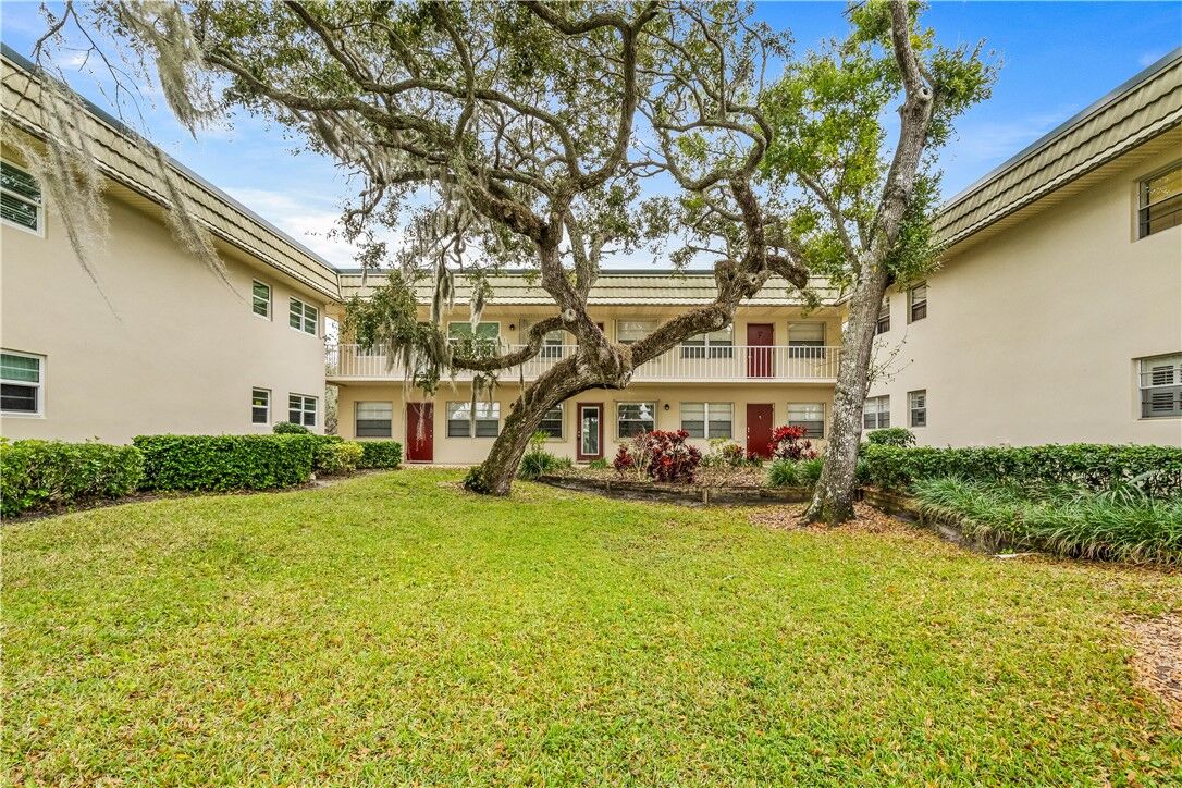 Property Photo:  11 Vista Gardens Trail 204  FL 32962 