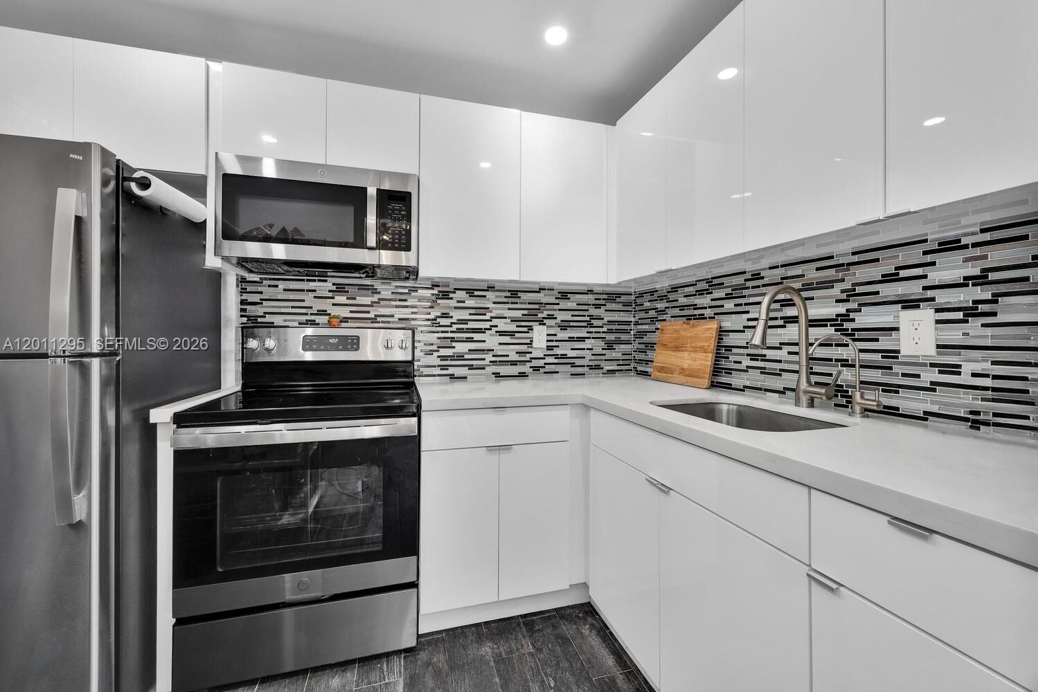 Property Photo:  1051 SW 1st St 401  FL 33130 