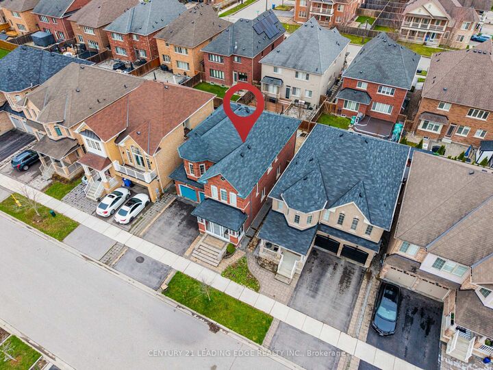 Photo de la propriété:  62 Creekland Avenue  ON L4A 1X4 