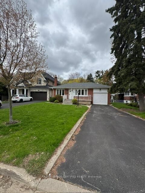 Property Photo: 1540 Trotwood Avenue ON L5G 3Z9