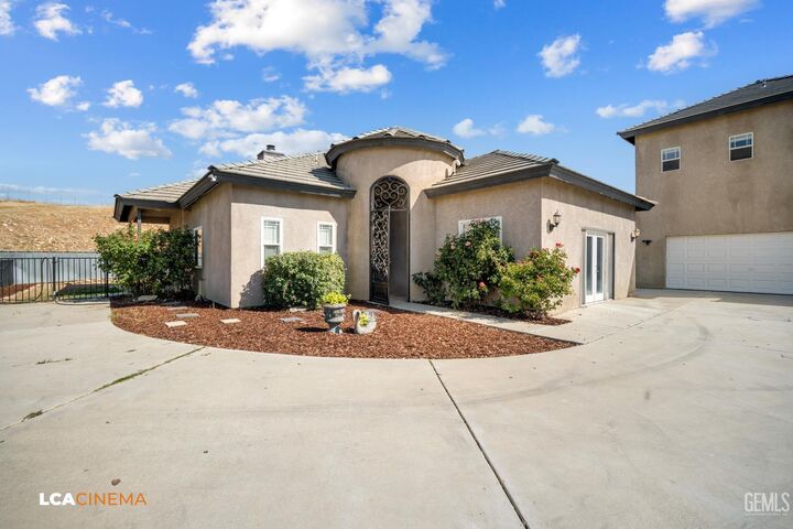 Property Photo: 5053 N Hills Drive CA 93308