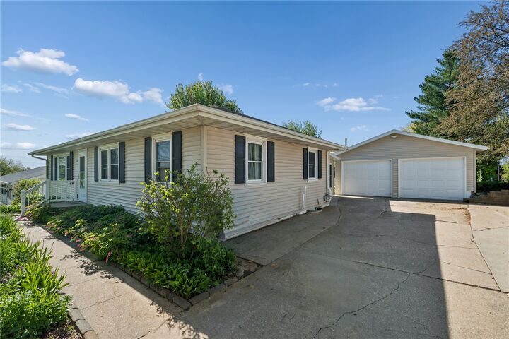 Property Photo:  1001 Maquoketa Street  IA 52205 