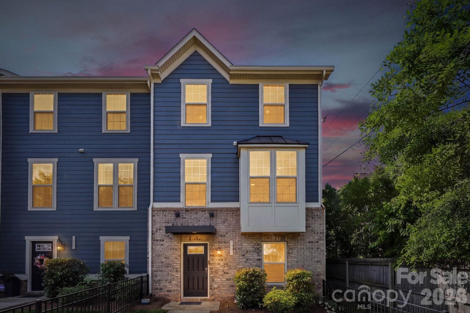 Property Photo:  1221 Queen Lyon Court  NC 28205 