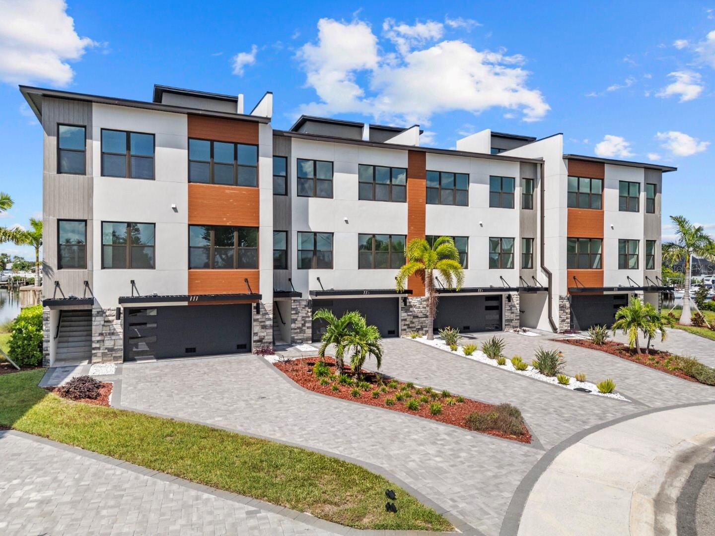 Property Photo:  777 Gran Kaymen Way  FL 33572 