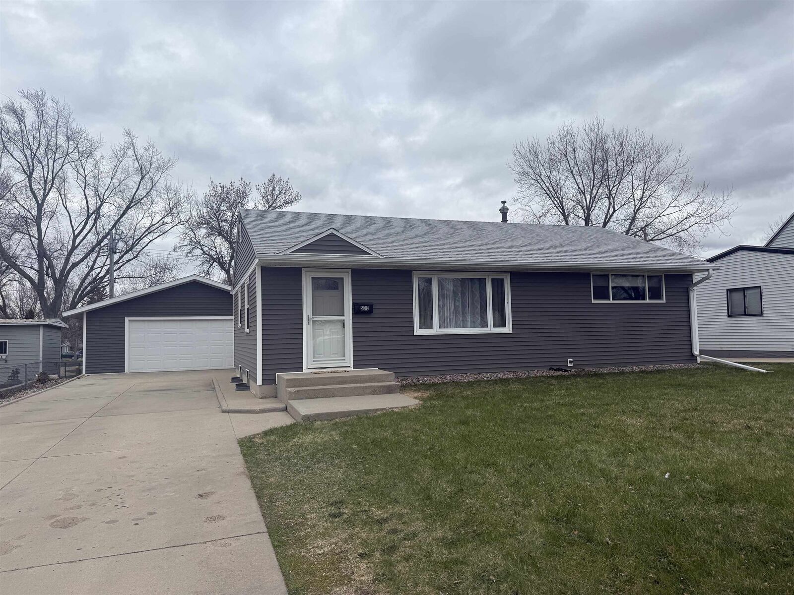 Property Photo:  505 SW 17th Ave  ND 58701 