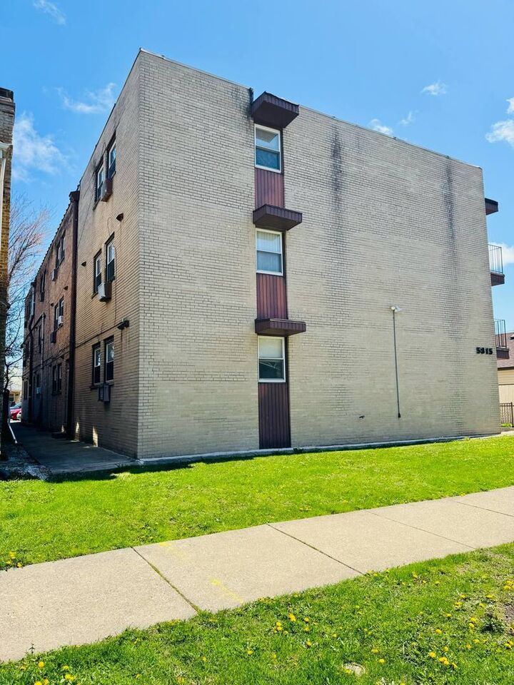 Property Photo: 5815 N Spaulding Avenue 2B IL 60659