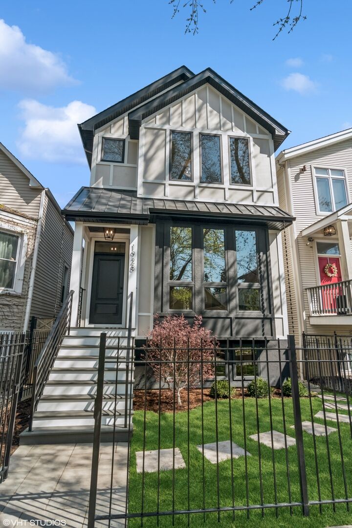 Property Photo:  2062 W Belle Plaine Avenue  IL 60618 