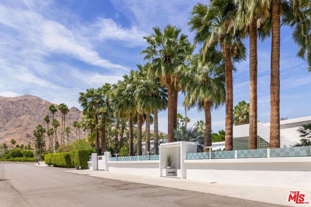 Property Photo:  520 W Via Lola  CA 92262 