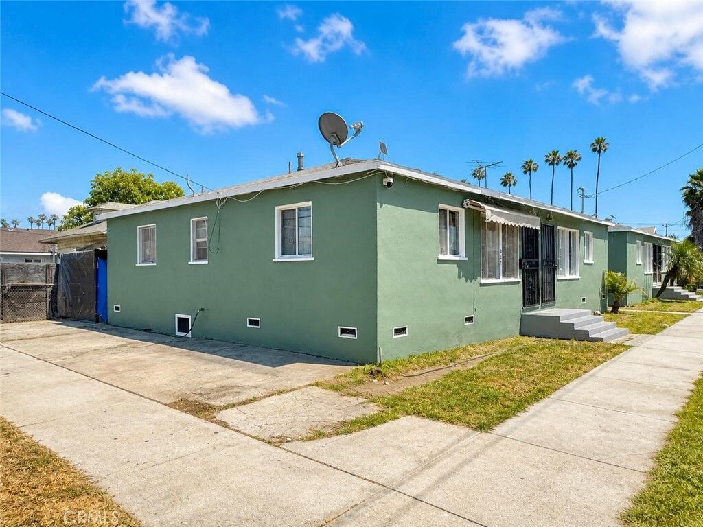 Property Photo:  902 Island Avenue  CA 90744 