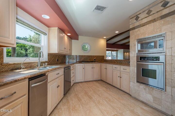 Property Photo:  942 Loma Vista Place  CA 93060 