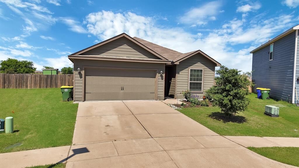 Property Photo:  134 Yorktown Court  TX 76084 
