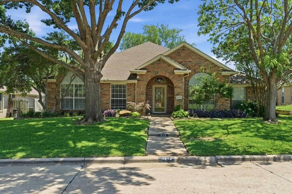 Property Photo:  1213 Holly Hill Drive  TX 75052 
