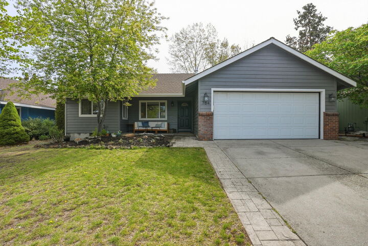 Property Photo:  764 NE Tierra Road  OR 97701 