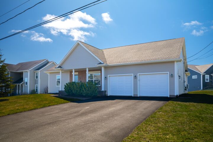 Property Photo:  2 Somerset Place  PE C1B 0A9 