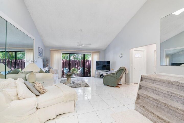 Property Photo:  462 SE 14th St  FL 33004 
