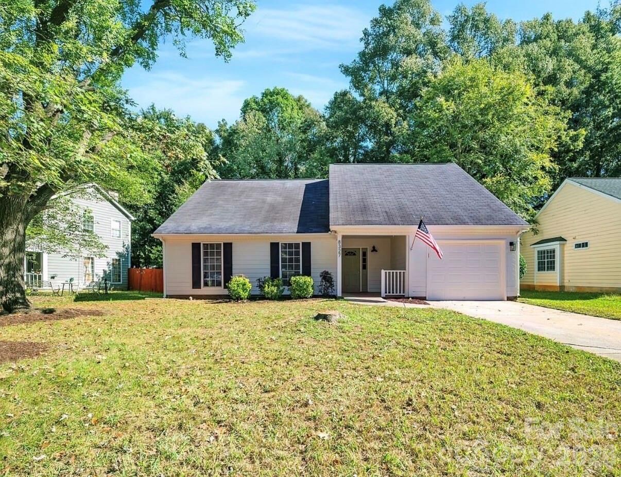 Property Photo: 8327 Houndstooth Drive NC 28227