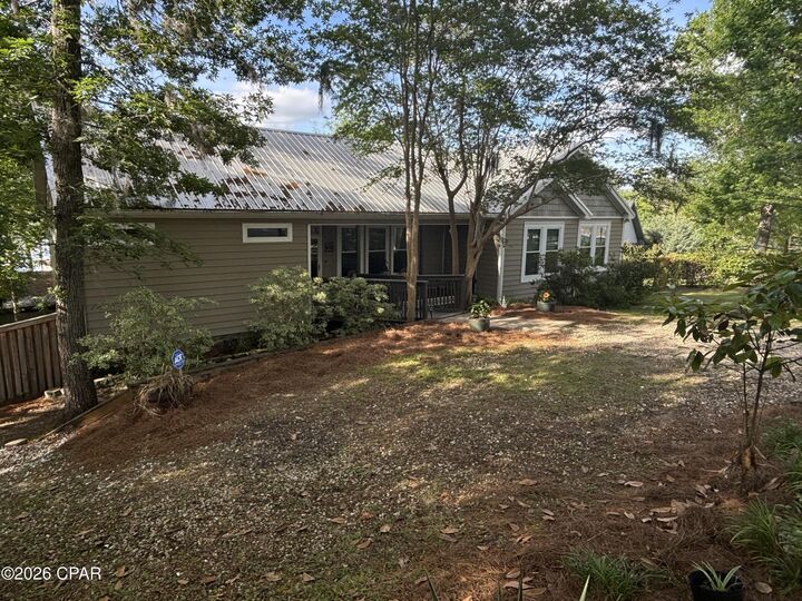 Property Photo: 2672 Lakeview Circle FL 32420