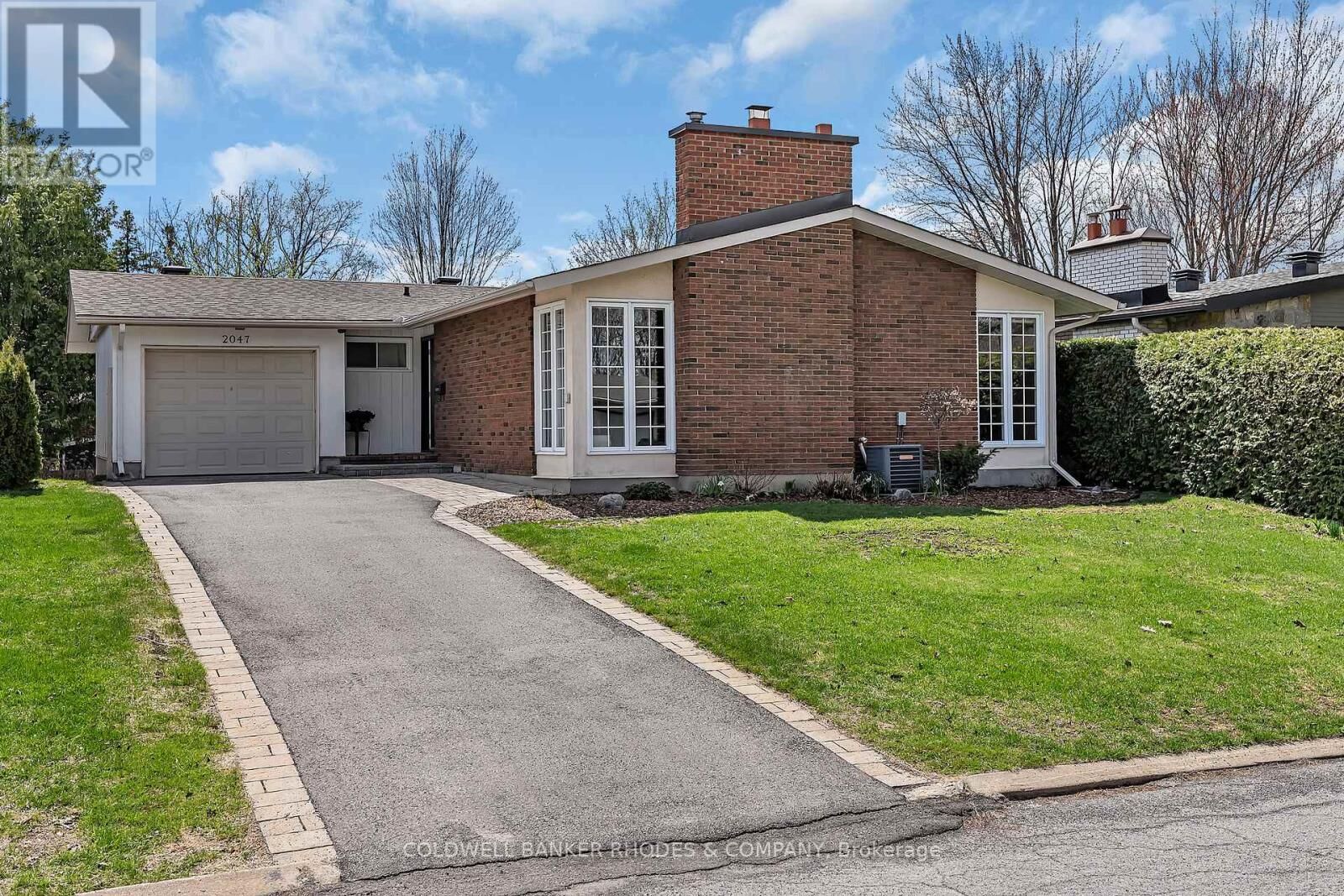 Property Photo:  2047 Woodglen Crescent  ON K1J 6G6 