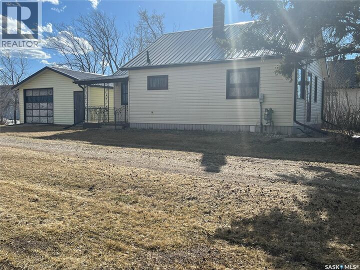 Property Photo:  301 Gonczy Avenue  SK S0A 0X0 