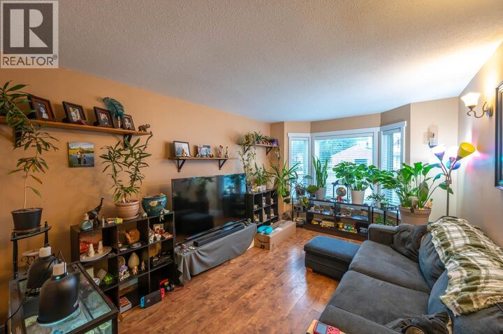 Property Photo: 615 6th Avenue 2 BC V0X 1N0