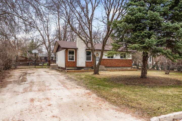 Property Photo:  105 Harpin Avenue  MB R5K 0Y5 