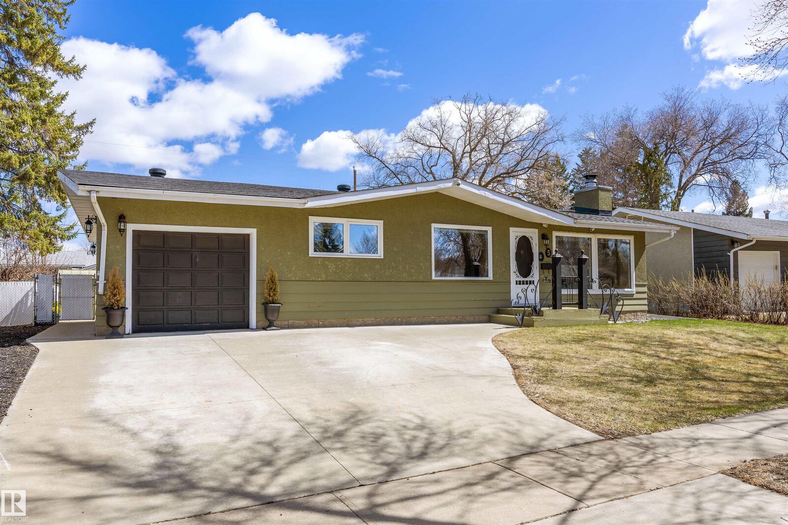 Property Photo:  5 Greenview Crescent  AB T8N 0S9 