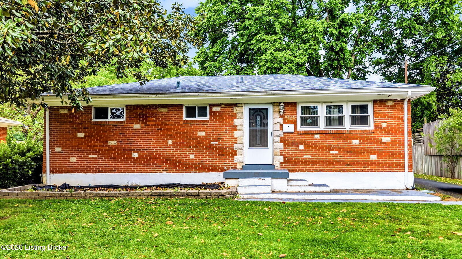 Property Photo:  7710 Carnation Dr  KY 40258 