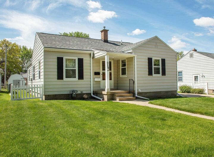 Property Photo:  1136 Cornwall Ave  IA 50702 