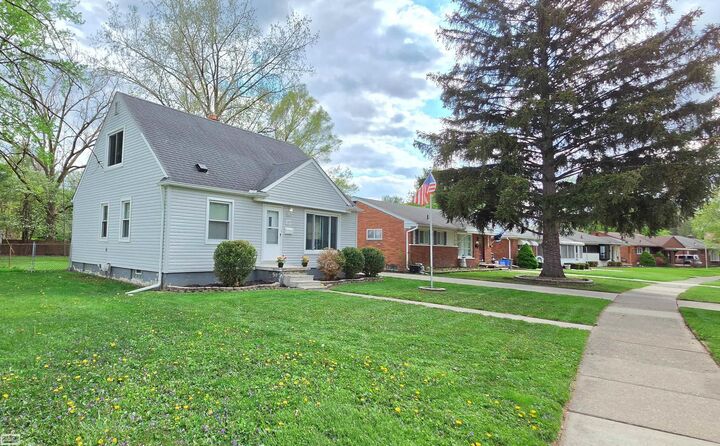 Property Photo: 1589 Hampton Drive MI 48043