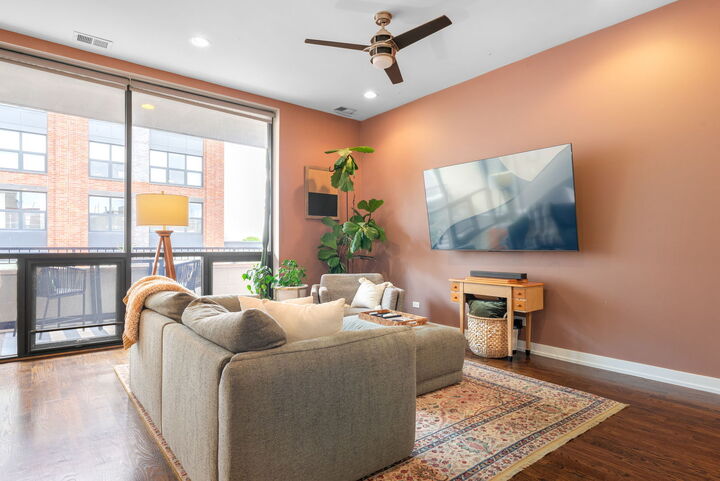 Property Photo:  2495 N Milwaukee Avenue 4N  IL 60647 