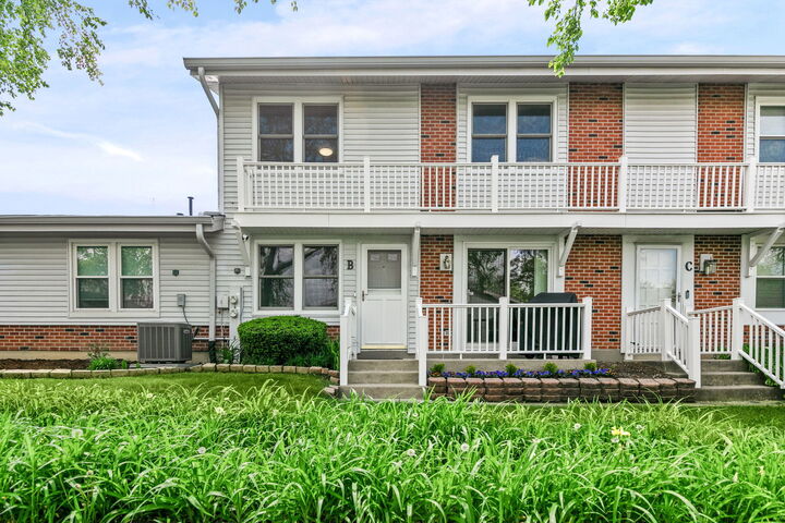 Property Photo:  321 Fairchild Court B  IL 60108 