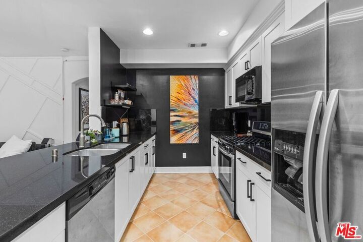 Property Photo:  5037 Rosewood Avenue 101  CA 90004 