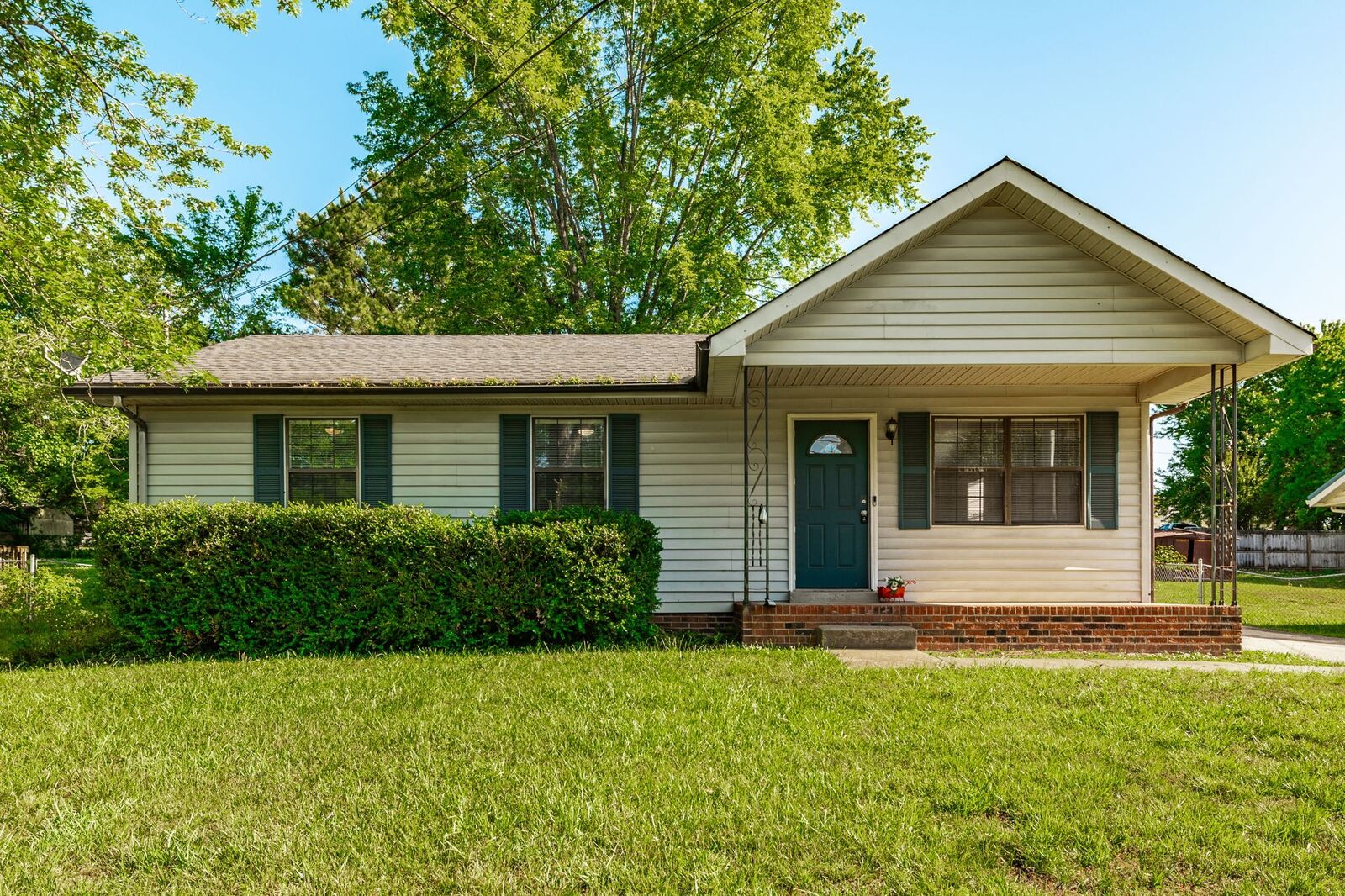 Property Photo:  215 Al Oerter Dr  TN 37042 