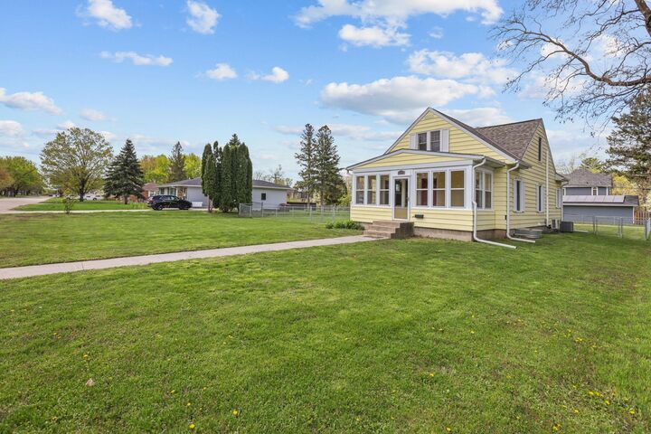 Property Photo:  1039 Laurel Avenue  MN 55071 