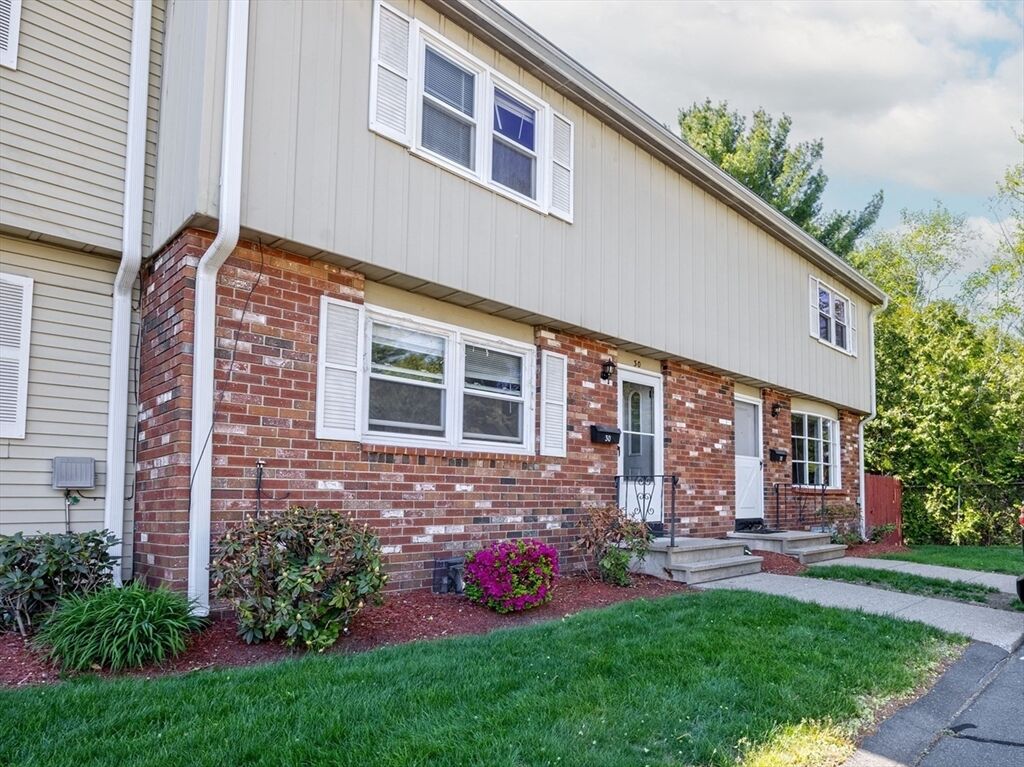 Property Photo:  32 Yorktown Ct 32  MA 01020 