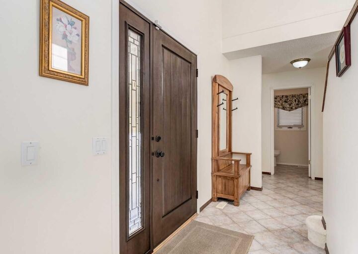 Property Photo: 83 Gleneagles Close AB T4C 1N7