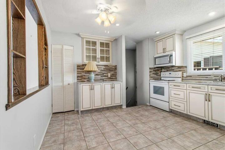 Property Photo:  40 Neal Close  AB T4P 1N4 