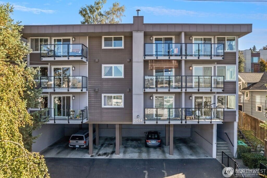Property Photo:  2034  14th Avenue W 104  WA 98119 