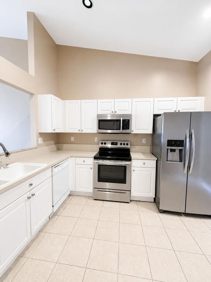 Property Photo: 2401 E Aragon Boulevard 5 FL 33313