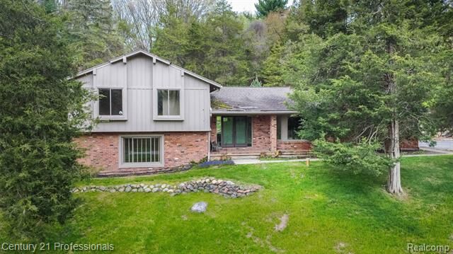 Property Photo:  6133 Sundance Trail  MI 48116 