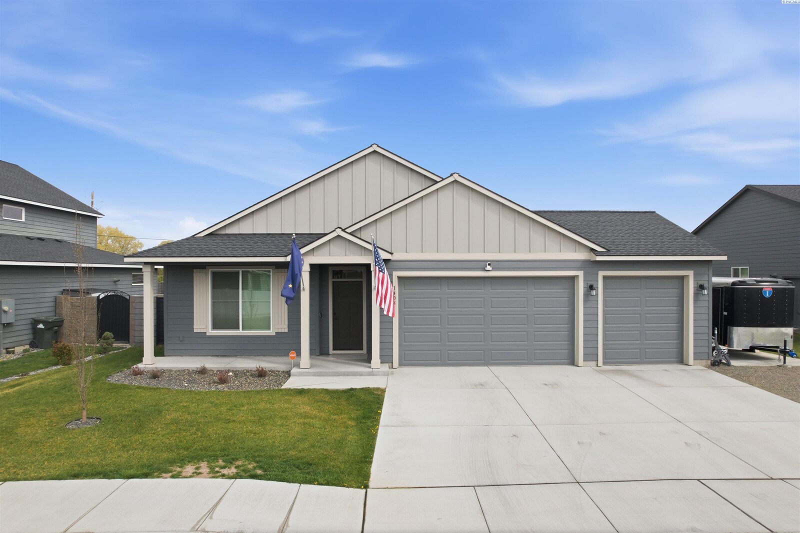 Property Photo:  1403 Diamond Ave  WA 98930 