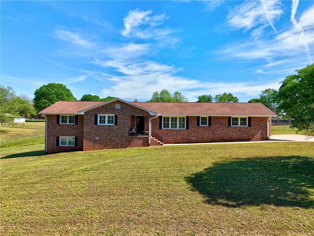 Property Photo:  105 Lowry Road  SC 29621 