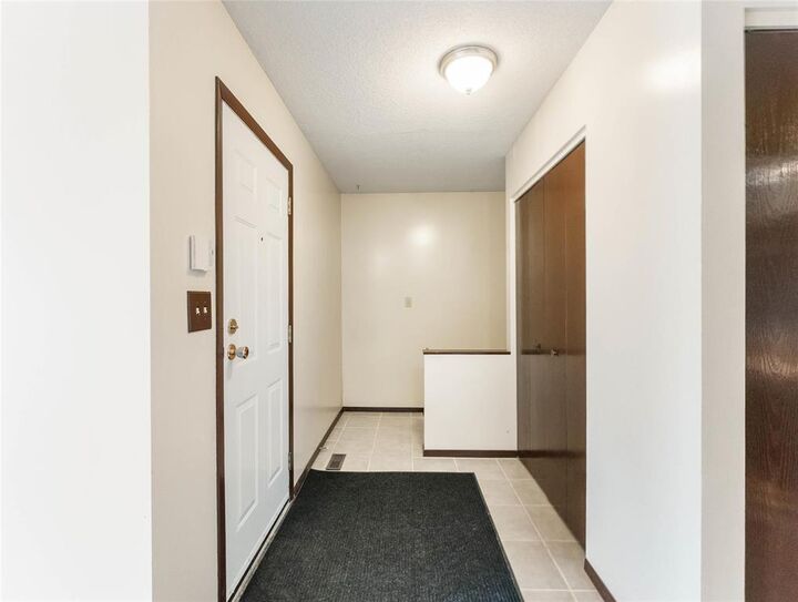 Photo de la propriété:  27 Callum Crescent  MB R2G 2C7 