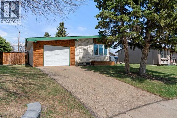 Property Photo: 6310 44A Avenue AB T4V 0B4