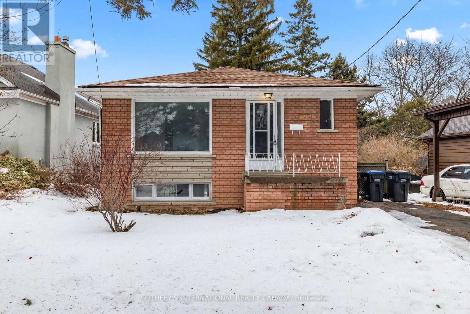 Property Photo:  957 Beechwood Avenue Upper  ON L5G 4E3 