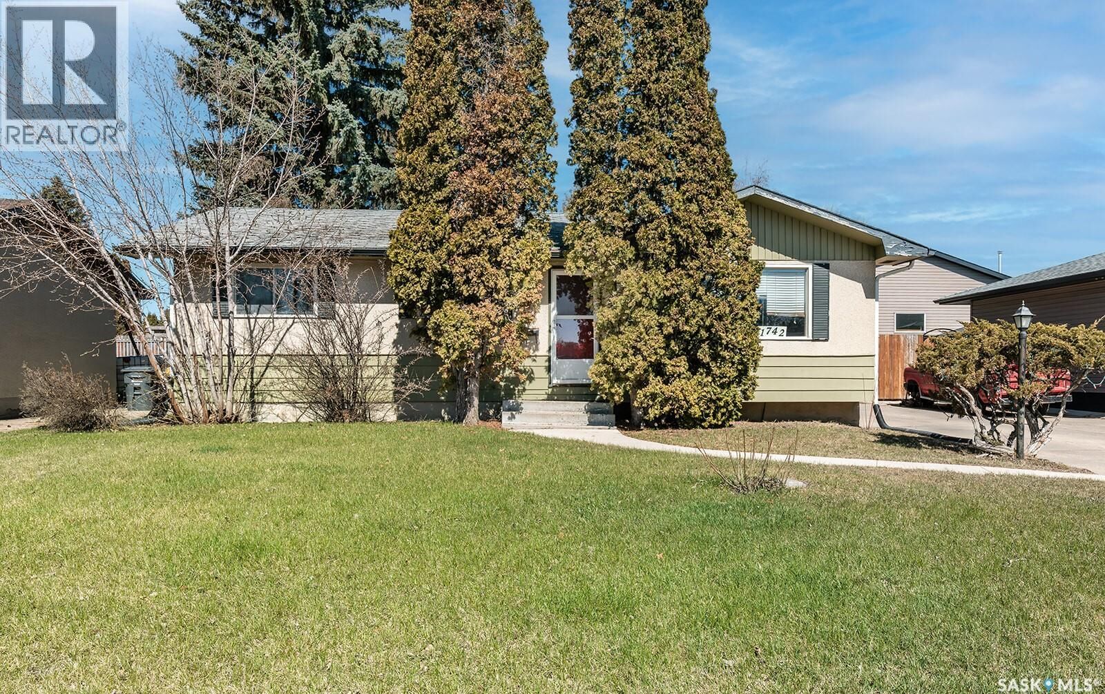 Property Photo:  1742 Richardson Road  SK S7L 4B5 