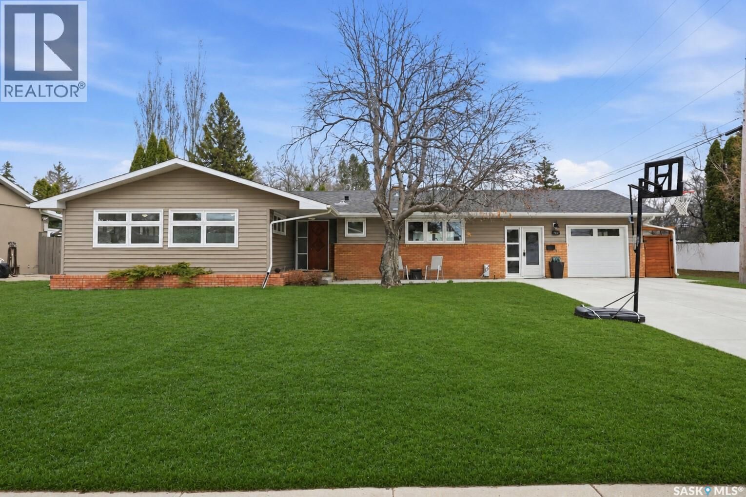 Property Photo:  425 Bate Crescent  SK S7H 3A6 