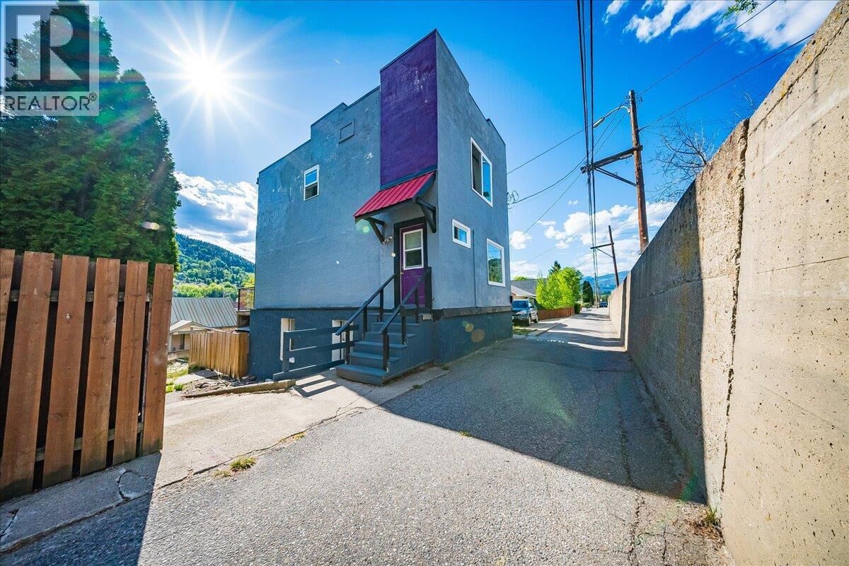 Property Photo:  1662 Columbia Avenue  BC V1R 1K2 