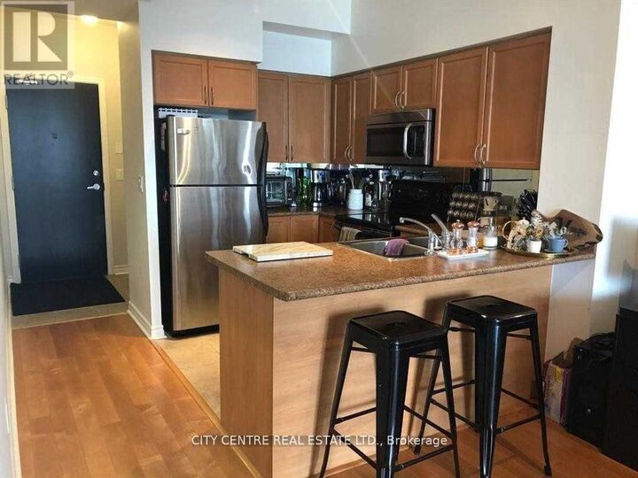 Property Photo:  388 Prince Of Wales Drive 1907  ON L5B 0A1 