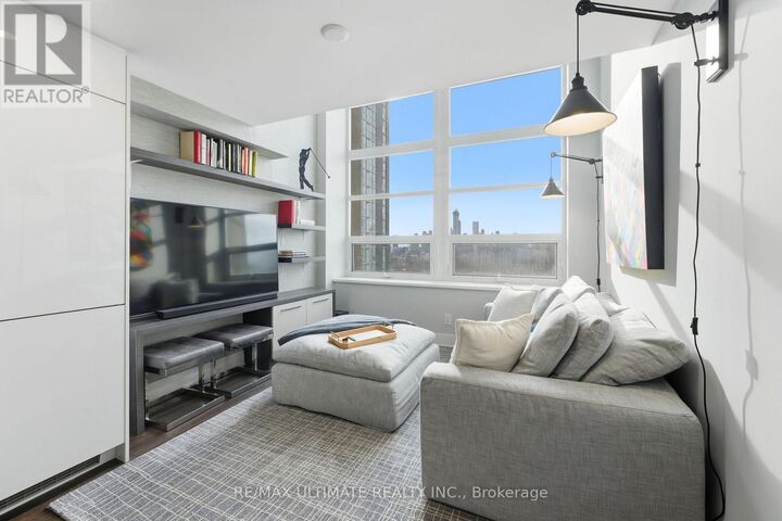 Property Photo:  111 St Clair Avenue West 811  ON M4V 1N5 